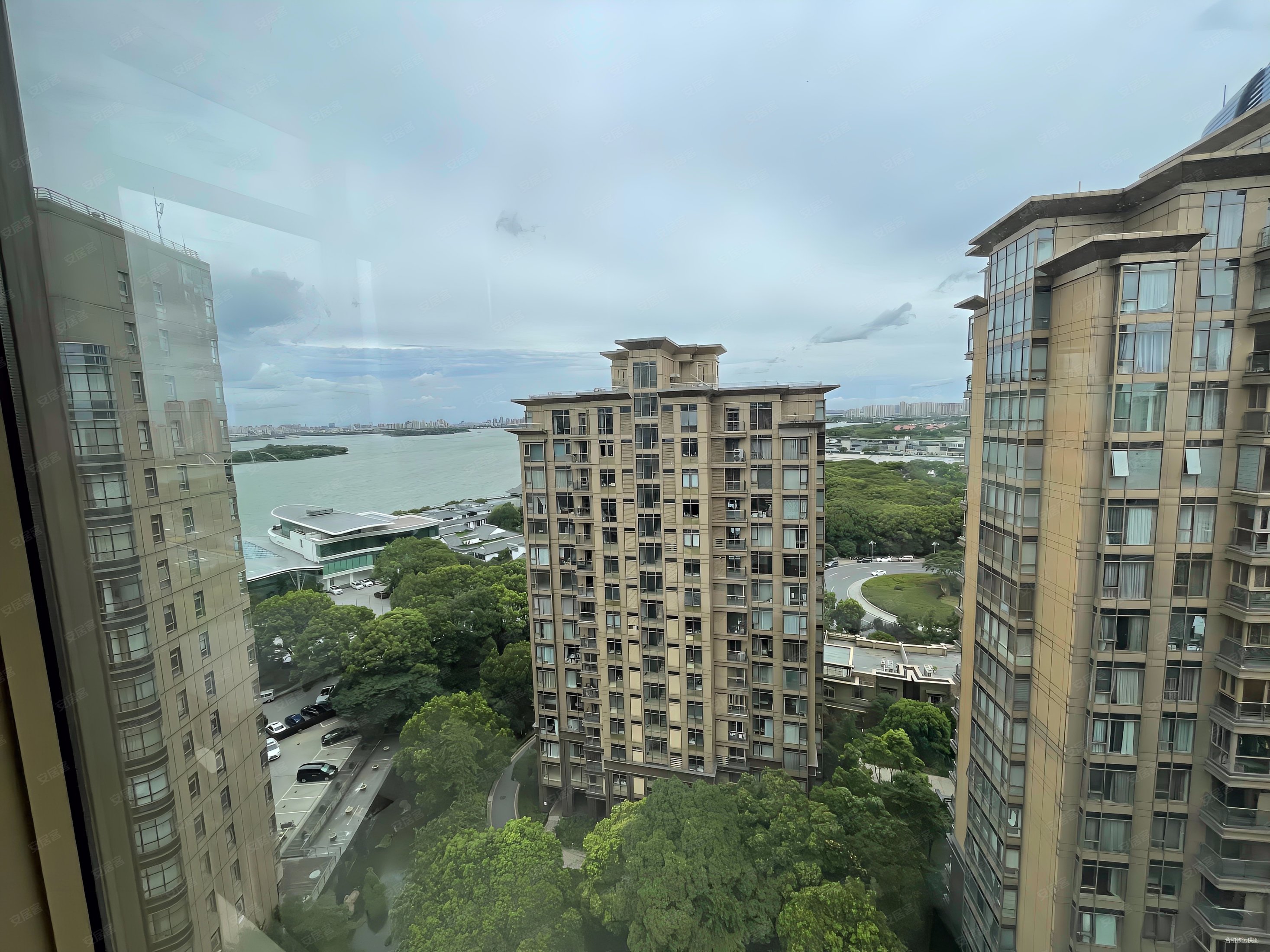 中茵皇冠国际3室2厅3卫201.09㎡南北1685万