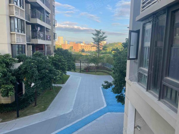 东莞清溪清溪城区华润润溪山清溪天和百货旁华润润溪山 4室2厅2卫