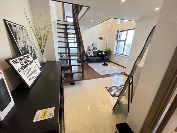 龙湖天街 cbd光年 精装两室loft 随时看 拎包住出租房源真实图片