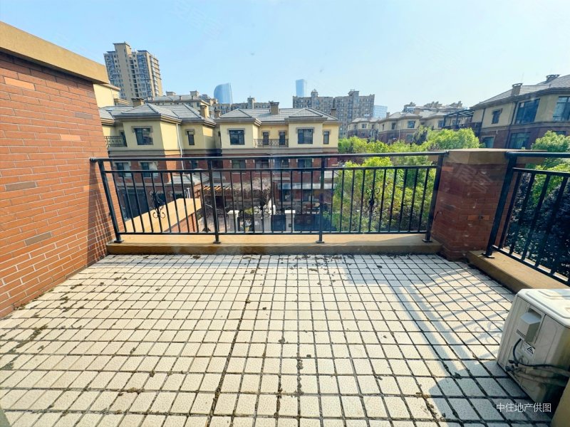 妥妥的边户,300平的院子,门前能停三辆车,国华印象山语墅(别墅)二手房