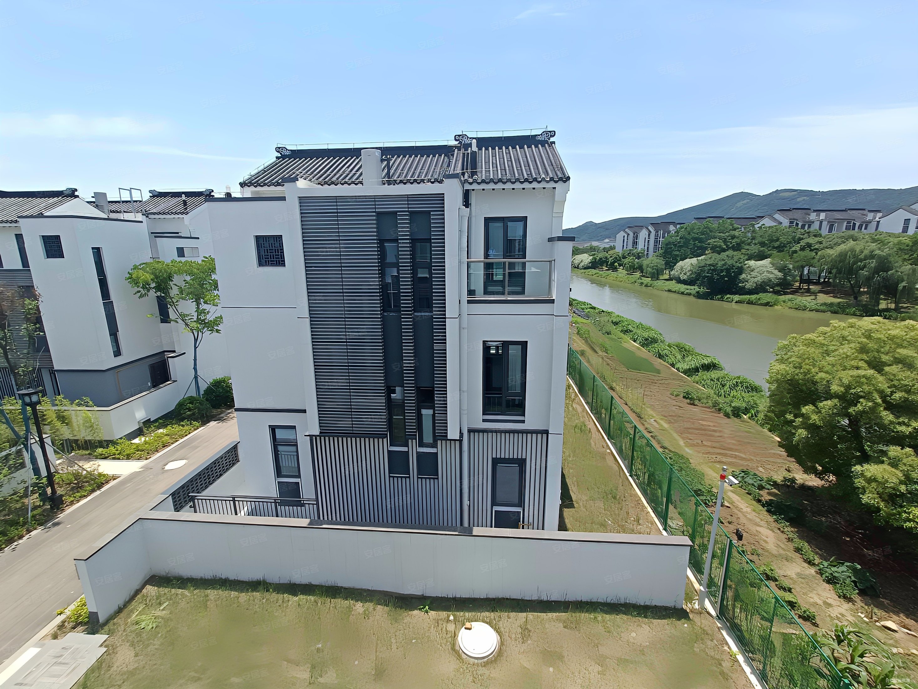 低于市场价200万,湖光山色别墅二手房,372万,5室2厅,4卫,265平米-苏州