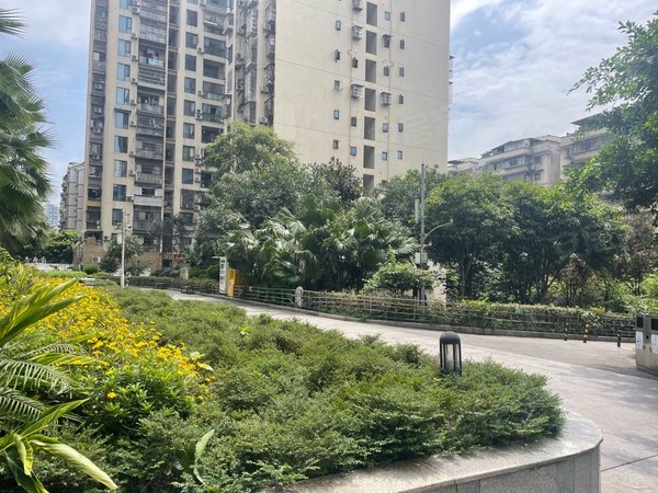 重庆渝北回兴富都广场渝北回兴9号轻轨站附近精装3房便宜出租.