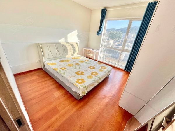 济南历城建筑大学恒生伴山主卧落地窗,采光好!可短租!