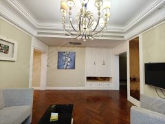 博隆金街62平精装一室一厅，家具家电齐全，拎包入住，购物方便