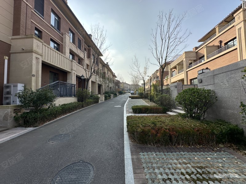 急售!联排别墅东边户大院,海信千亩园