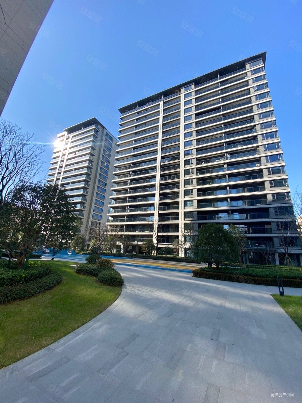 特价出售边套十锦台4房精装修小区环境优美近在咫尺