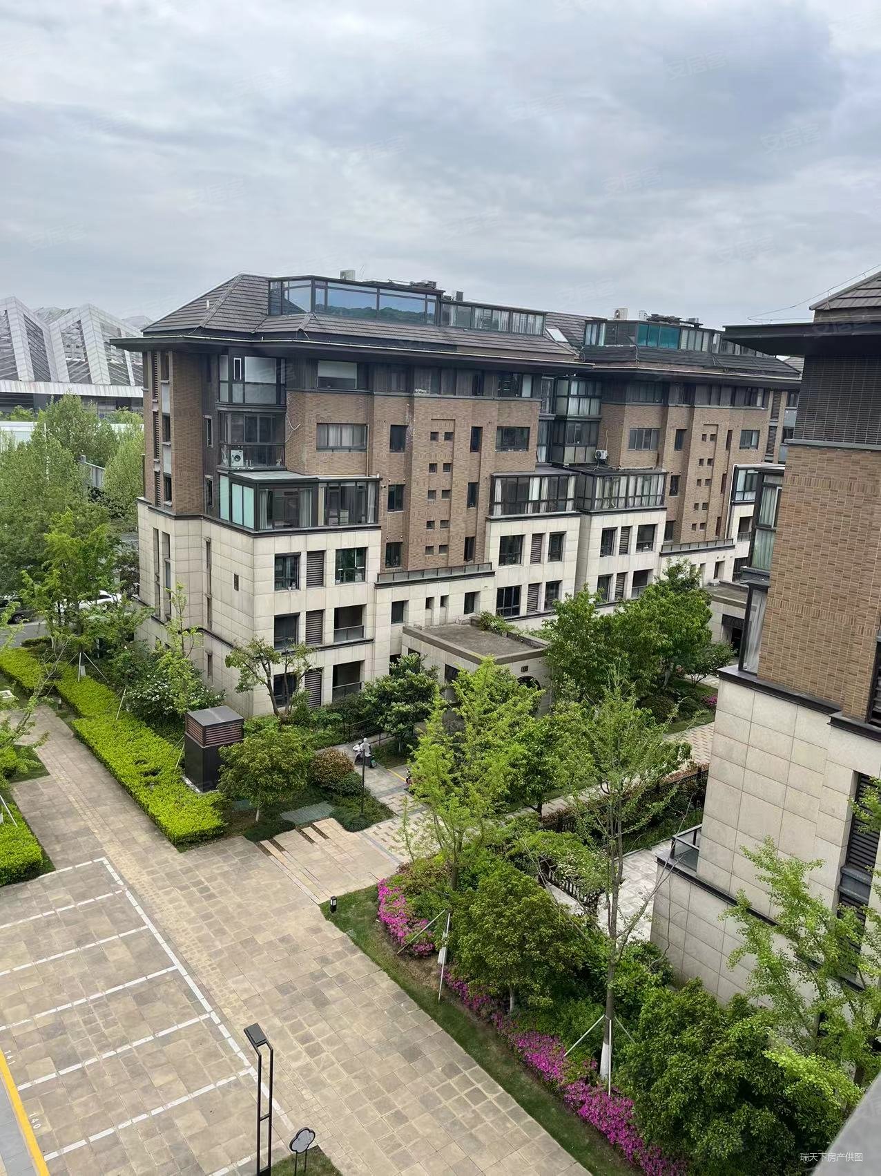 荷澜庭全新毛坯,洋房社区,新区孩子工作的地方,荷澜庭