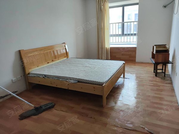 苏州常熟虞山金山苑四区新上便宜大三房 小区停车方便 有空调 双卫