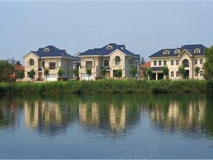 100米是北京海淀翠湖湿地公园;向东500米有京客隆超市和上庄农贸市场