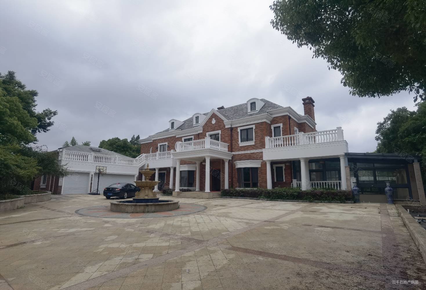 世茂佘山庄园(一期)7室2厅6卫885.89㎡南8500万