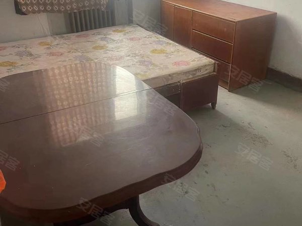 河间瀛海公园瀛海新兴小区(汽车东站)土产公司家属楼一楼带院简单家具家电出入方便出租房源真实图片