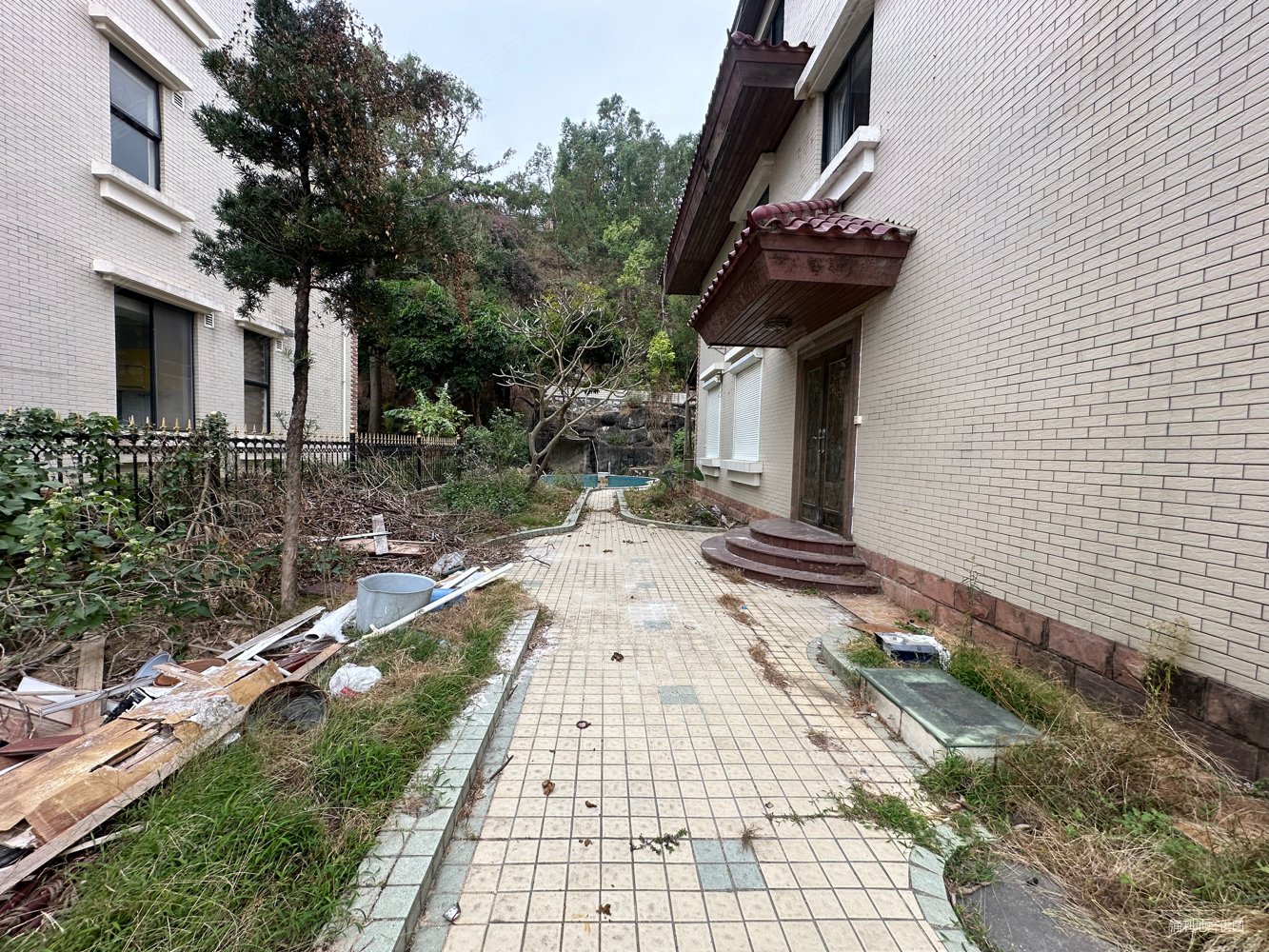 聚龙溪山庄5室2厅4卫250.57㎡南北1390万