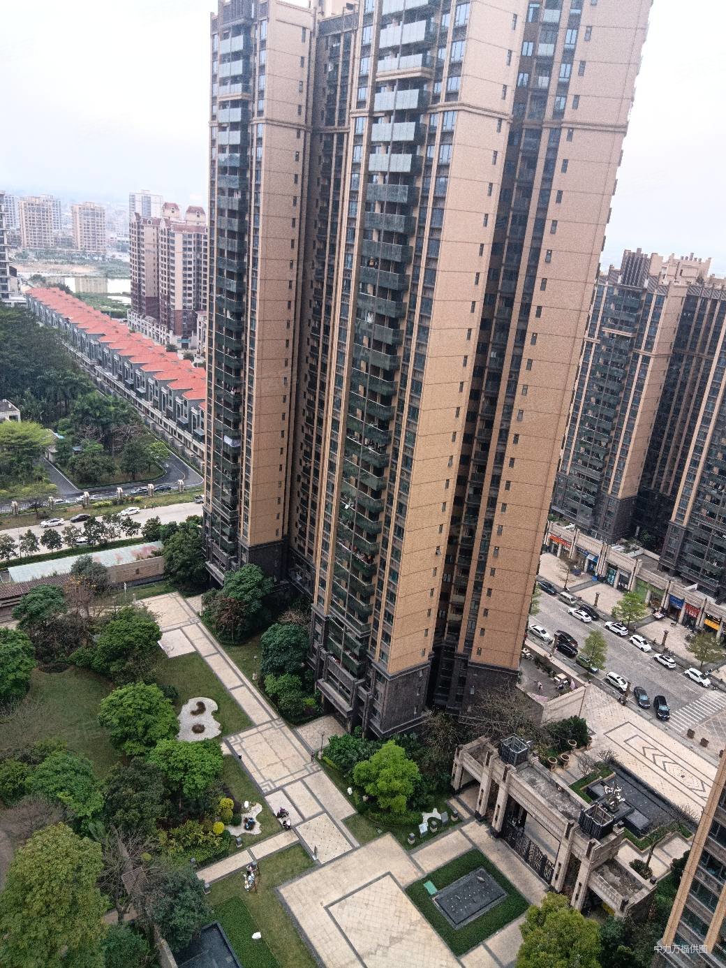 石湾名巨山水城毛胚大三房出售