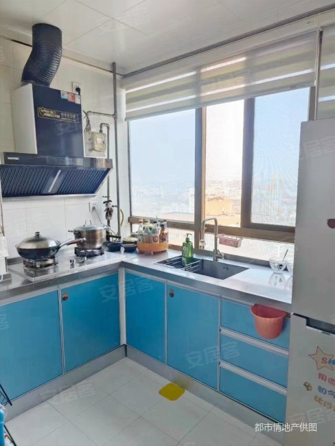 东关南街南口 精装一居室 双气 位置好出行方便可按揭随时看房,乐居