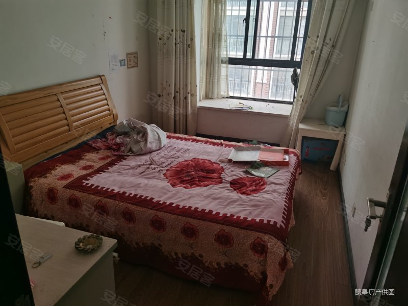 河畔明珠3室2厅1卫117㎡南北108万