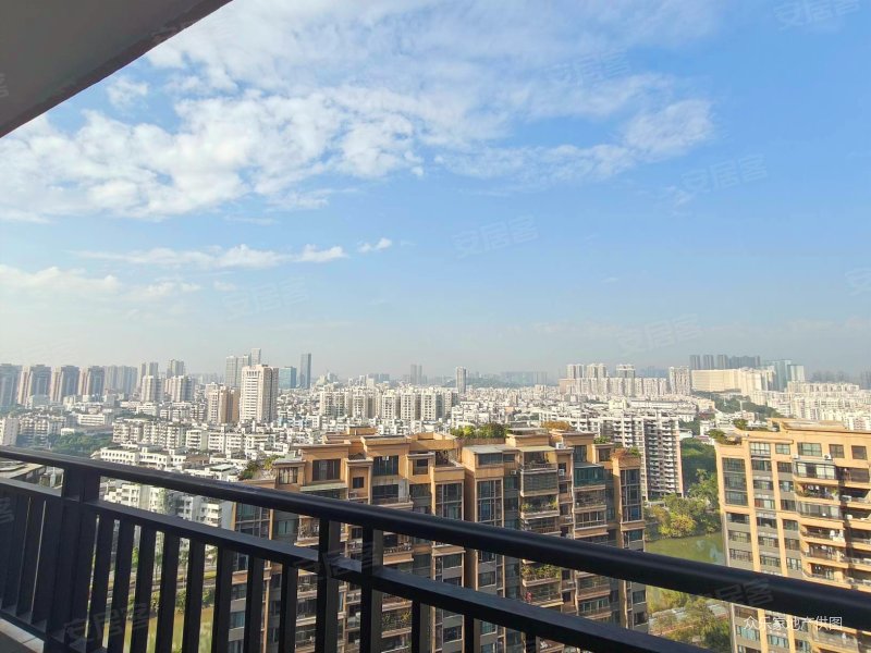 东海银湾 中层 业主急售 价格可谈 新装修少住 安静不靠路