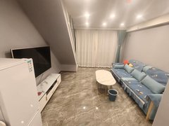 酒泉肃州酒泉城区金领广场阳面复式，二室一厅精装，家具家电齐全拎包入住。出租房源真实图片