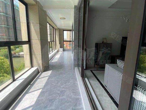 无锡梁溪五爱路绿地西水东海铂市中心洋房地块,西水东海珀半岛豪装