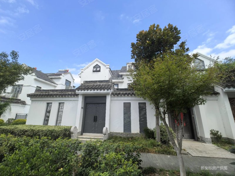 港岛花园联排别墅边户,装修了100多万,空关未住人,随时看房