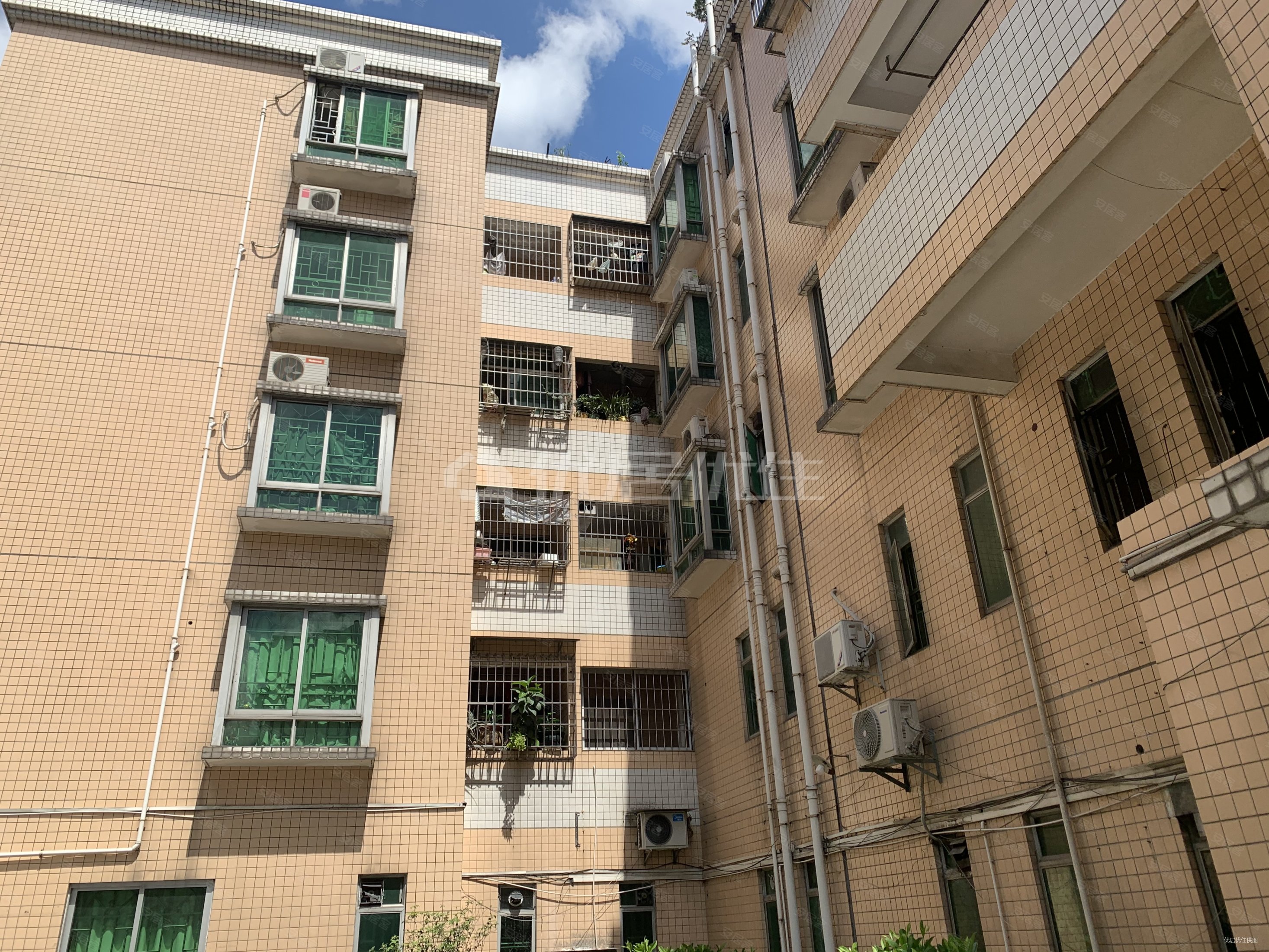 嘉洲花园4室1厅2卫114㎡南180万