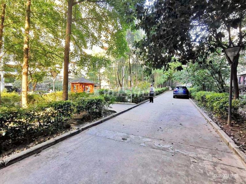 重庆西站 轻轨站出入口 温馨两房 急售 价格可大刀,创豪华岩世家二手