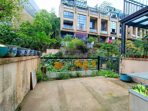 深圳龙岗平湖御峰园(别墅)御峰园六层联排别墅,前停后院,使用率高,可