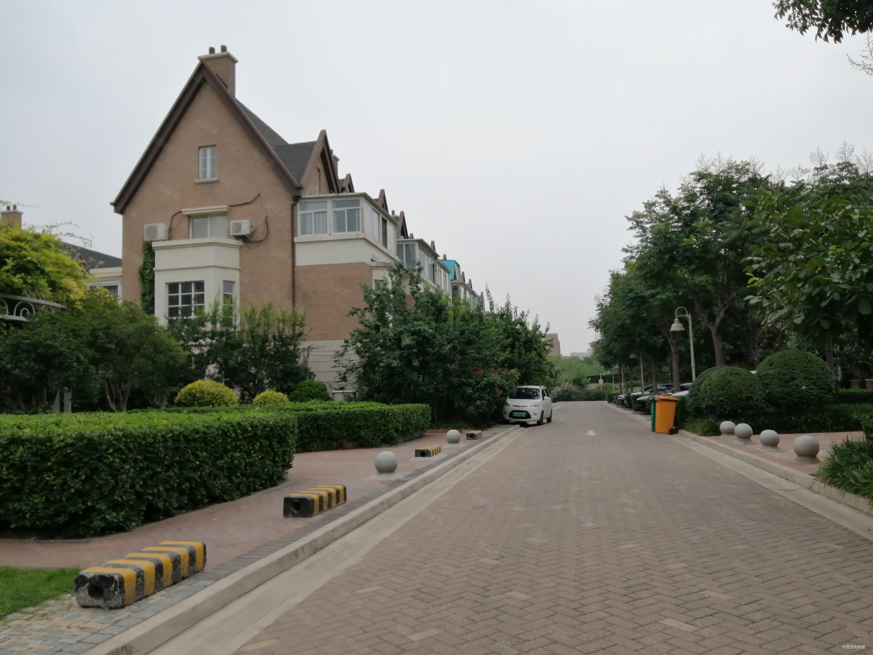 普罗旺世联排别墅带院120平建筑面积260平拎包即住!