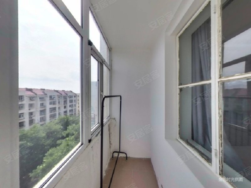 滨河小区3室1厅8466平米