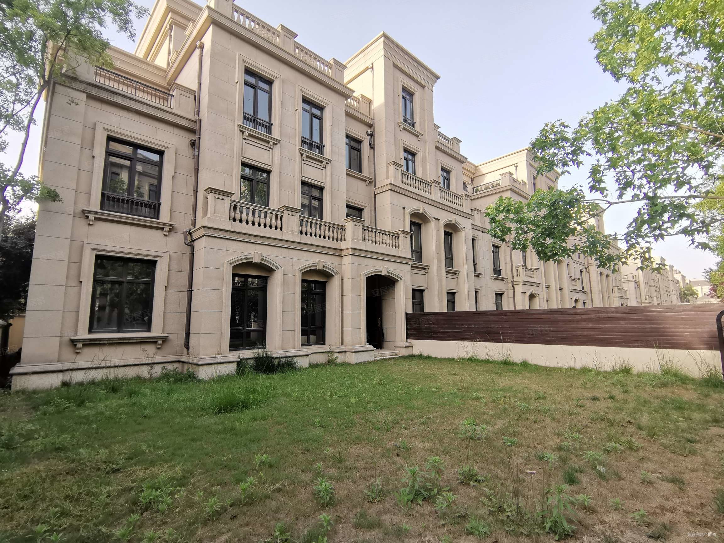 玉兰苑西院 联排别墅 带100平大花园 4个车位 负一地下室,鸿园玉兰苑