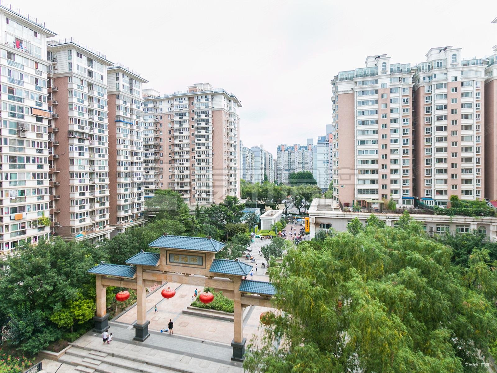 国瑞城中区层高27米前后不临街