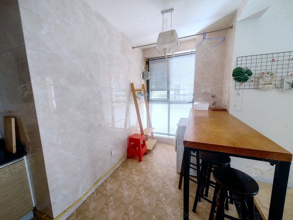 凉山西昌东部新城鑫海国际万达旁唐园对面鑫海国际，精装套二，可押一付三，急租带家具家电出租房源真实图片