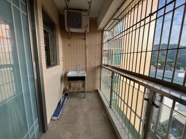 深圳宝安西乡鹤洲豪庭地铁口 精装大三房 业主自住的房子出租!