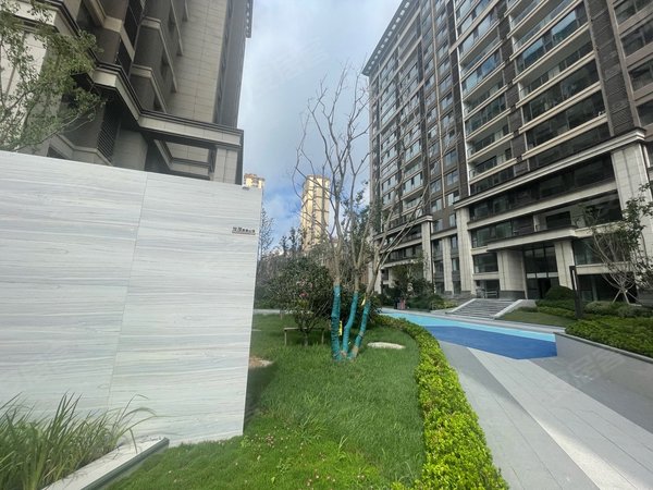 青岛黄岛薛家岛世茂香奈公馆地铁口高档小区套三全新家具家电拎包入住