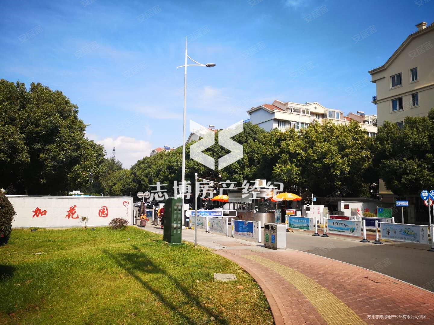 一楼带院子 交通便捷 购物方便 周边商圈成熟 刚需小三居,新加花园