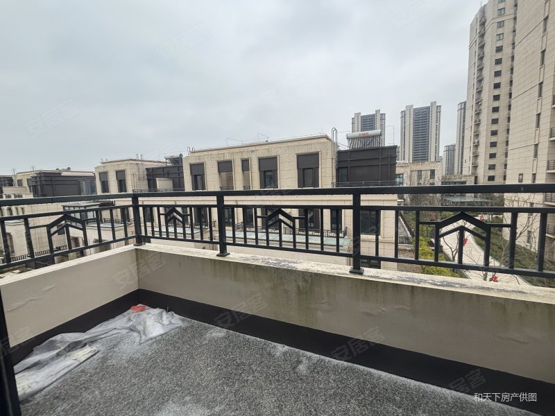 南山湖版块联排别墅带前后花园房东亏本急售