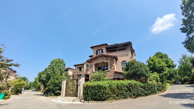 山水芙蓉国际新城(别墅)4室2厅3卫258㎡南北358万