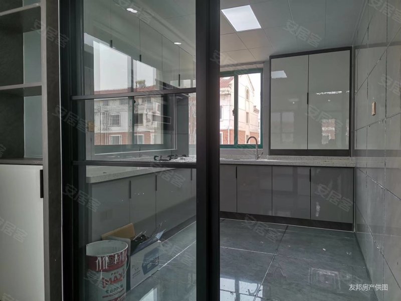 蔄山信泰威阳住人三楼西边户带储藏室三室精装