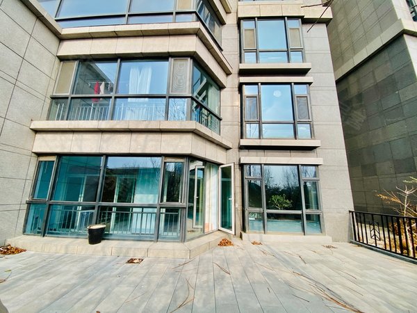 青岛黄岛灵山卫逸景湾逸景湾,精装空房,带南北院子,可办公可居住,密码