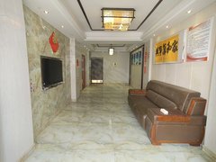喀什喀什市喀什城区唐城国际高层12楼四室两厅一卫年租3万可谈家具家电齐全出租房源真实图片