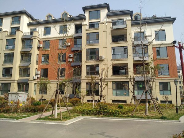 临沂沂南城区环球逸品紧邻沂南四中,环球逸品精装修两室两厅,家具家电