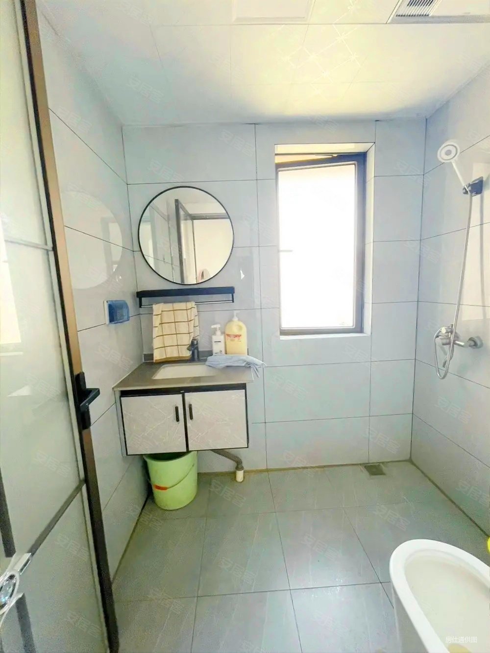 悦珑湾花园!全新精装三房!给3万按揭包过户税费!有产权车位