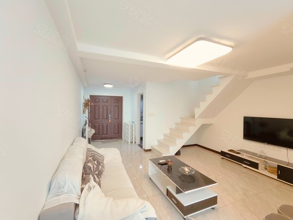 大学城租房,大学城轻轨站旁,现代风loft,可短租,可月付,沙坪坝租房