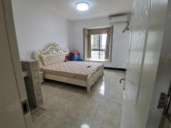 崇左江州东盟豪逸华庭豪逸华庭精装修3房出租,房子干净漂亮,配套齐全