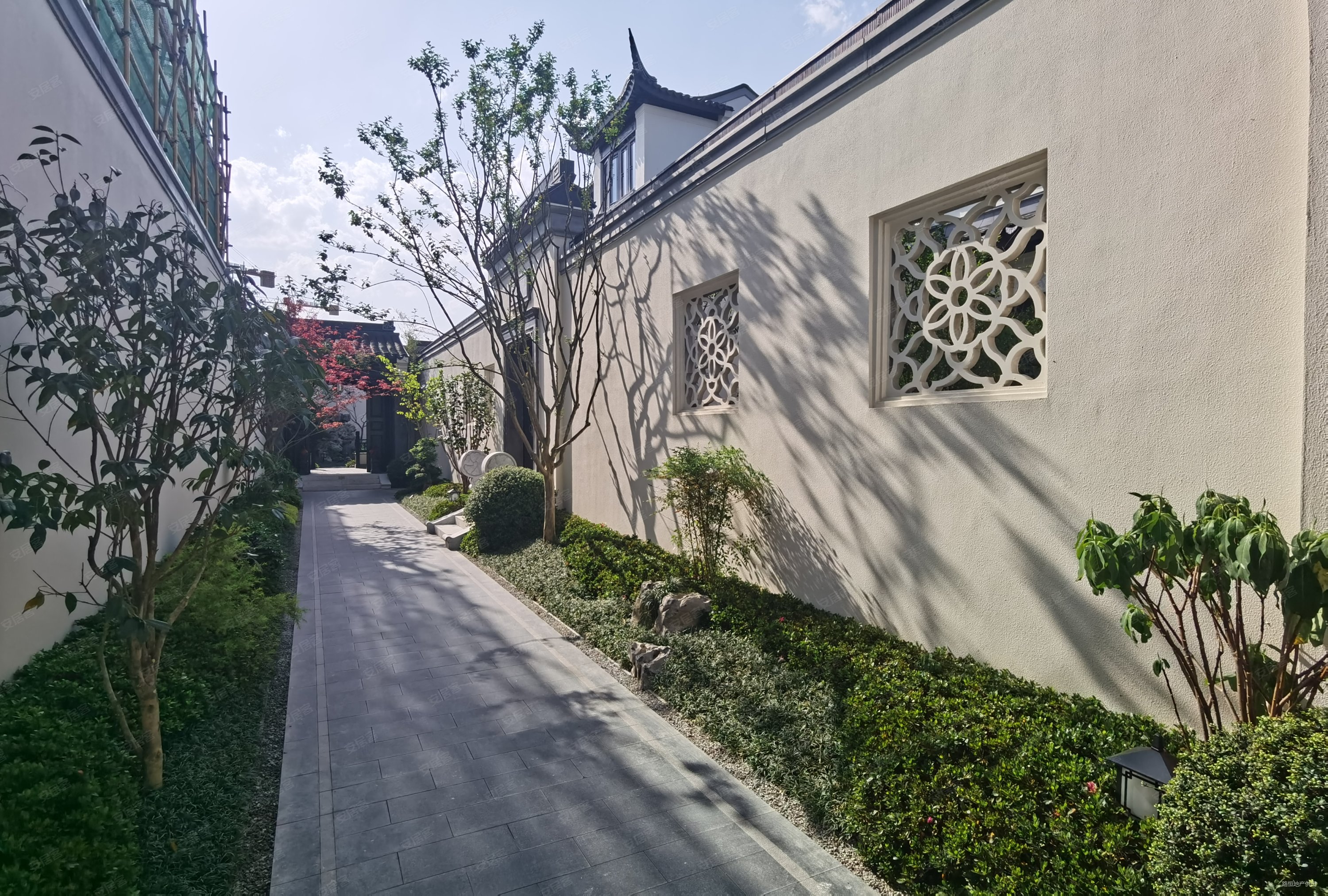 中南百草园旁中式合院别墅,地上三层地下室,还带电梯!