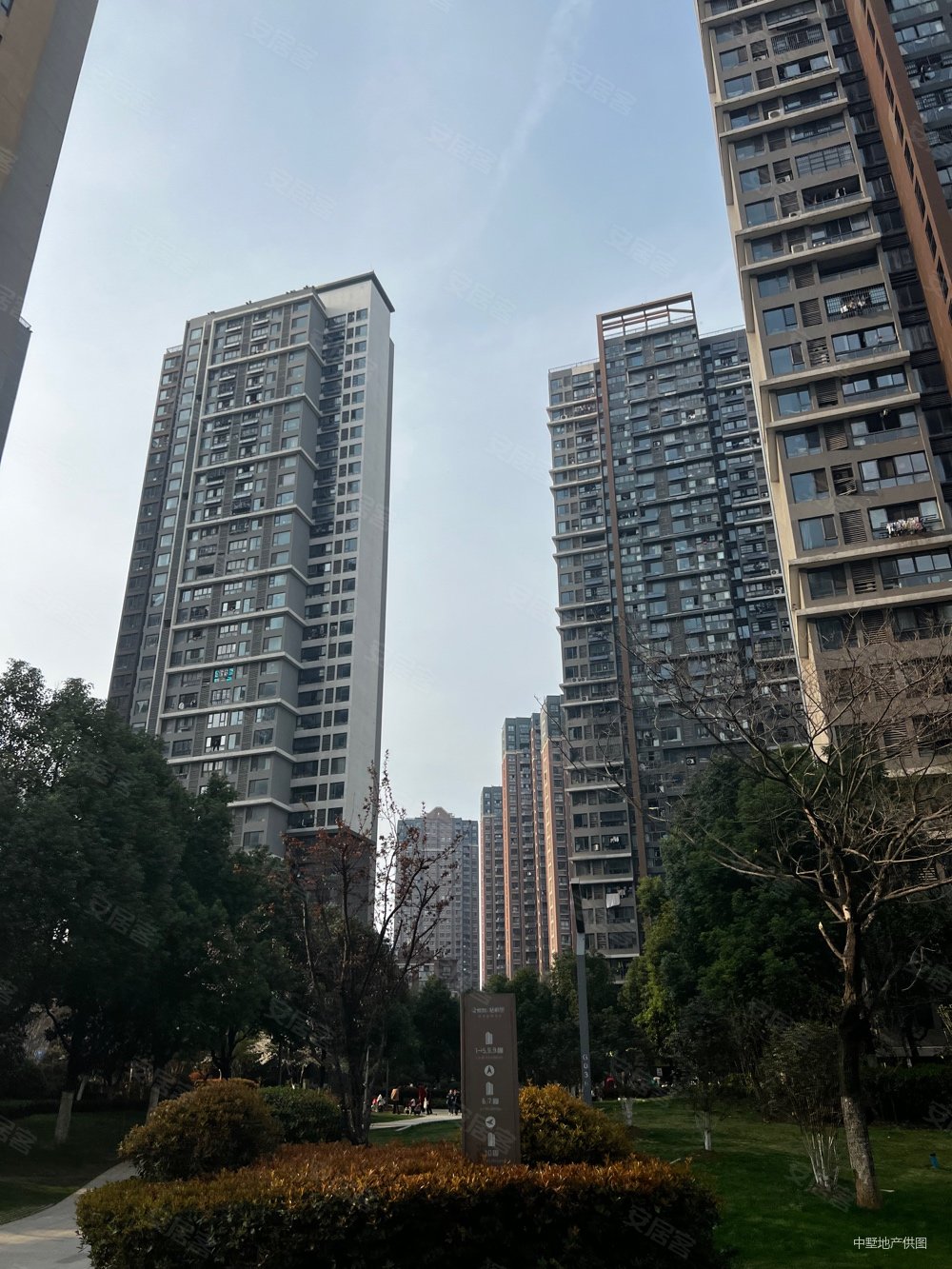 人车分流 业主诚心出售 好楼层边户在售看房方便 纯毛坯好改造,融科