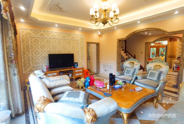 边户大花园联排别墅!一层带老人房!豪华装修拎包入住!小区中心