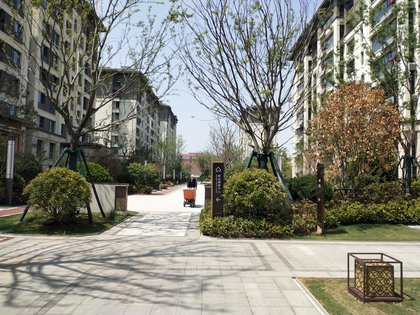 61路,62路公交车,去火车站,高铁站都非常方便,门口就是京港澳高速入口