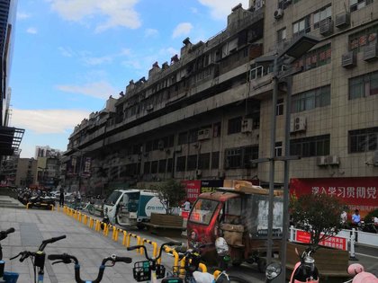 再尔广场