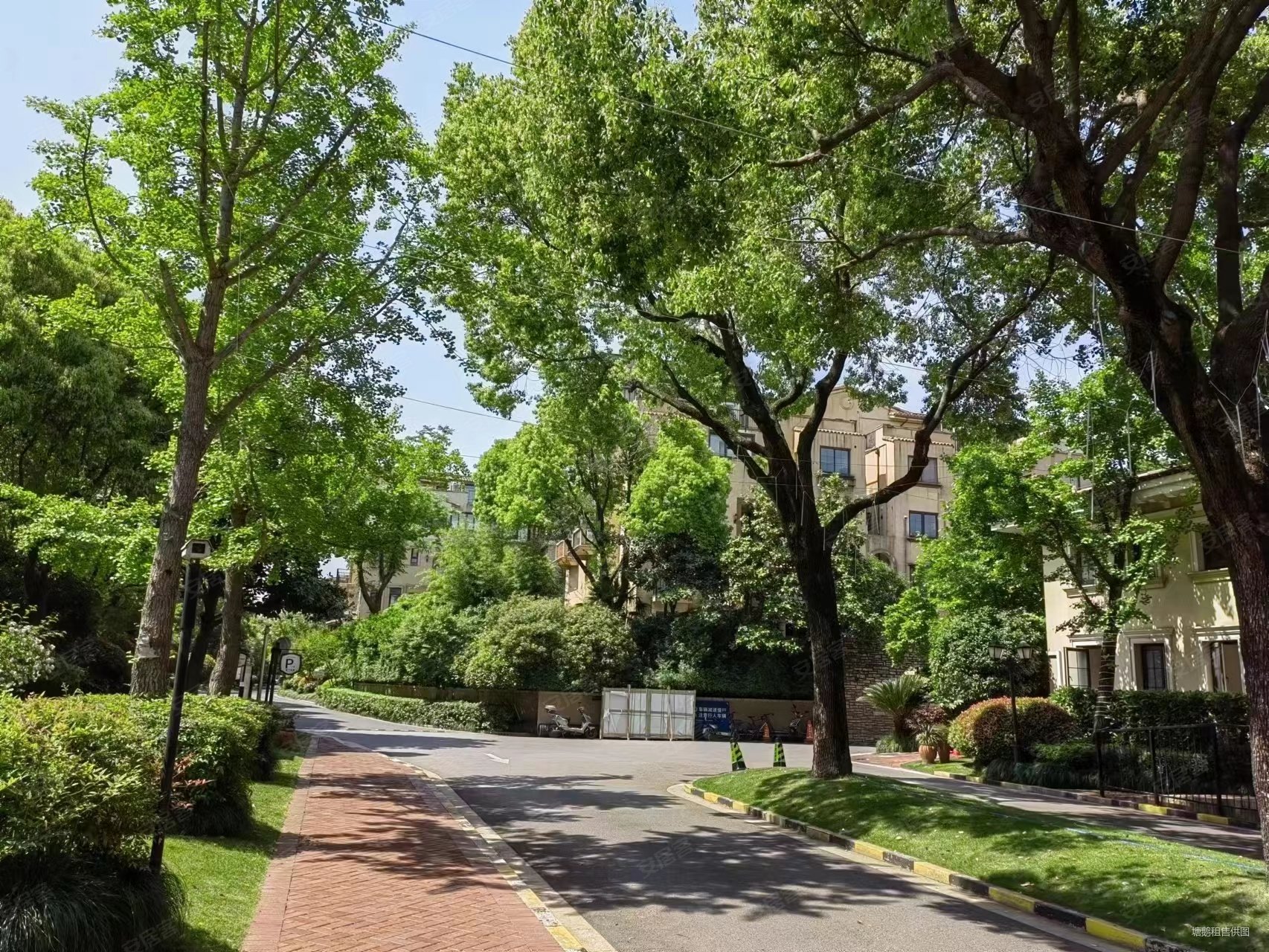 龙湖滟澜山(一期别墅)二手房,950万,3室3厅,3卫,252平米-上海安居客