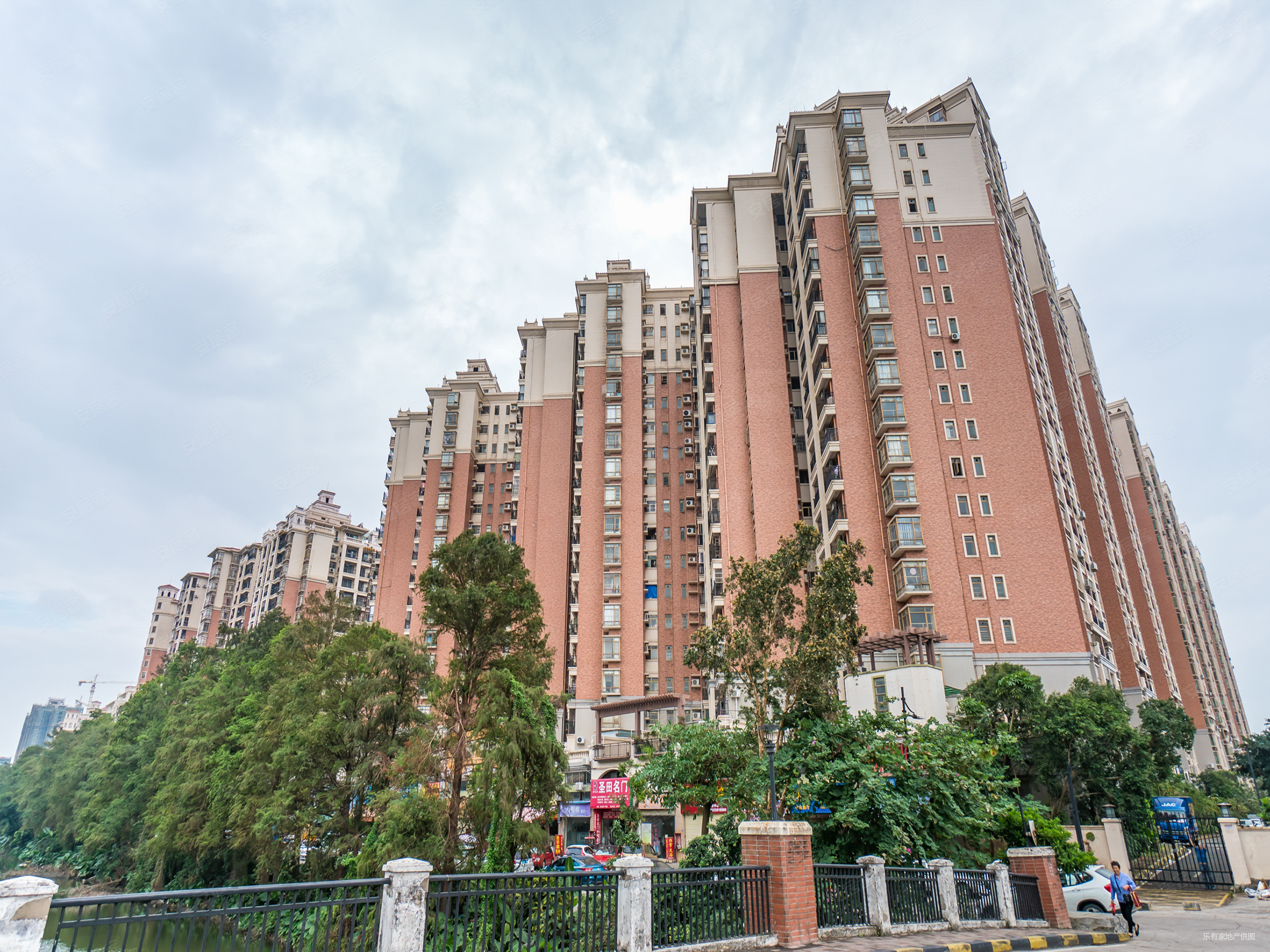 东南向近珠海精装修中颐海伦堡房子装修好保养好干净